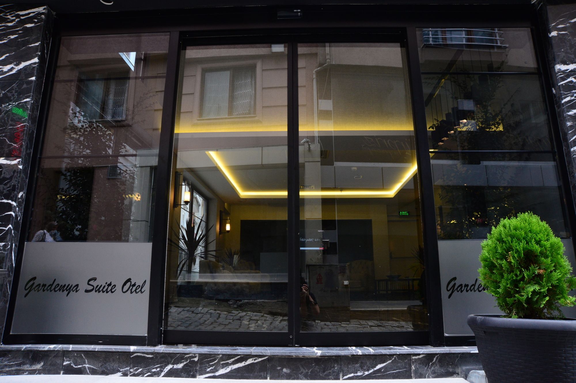 Gardenya Suite Hotel ทรับซอน ภายนอก รูปภาพ