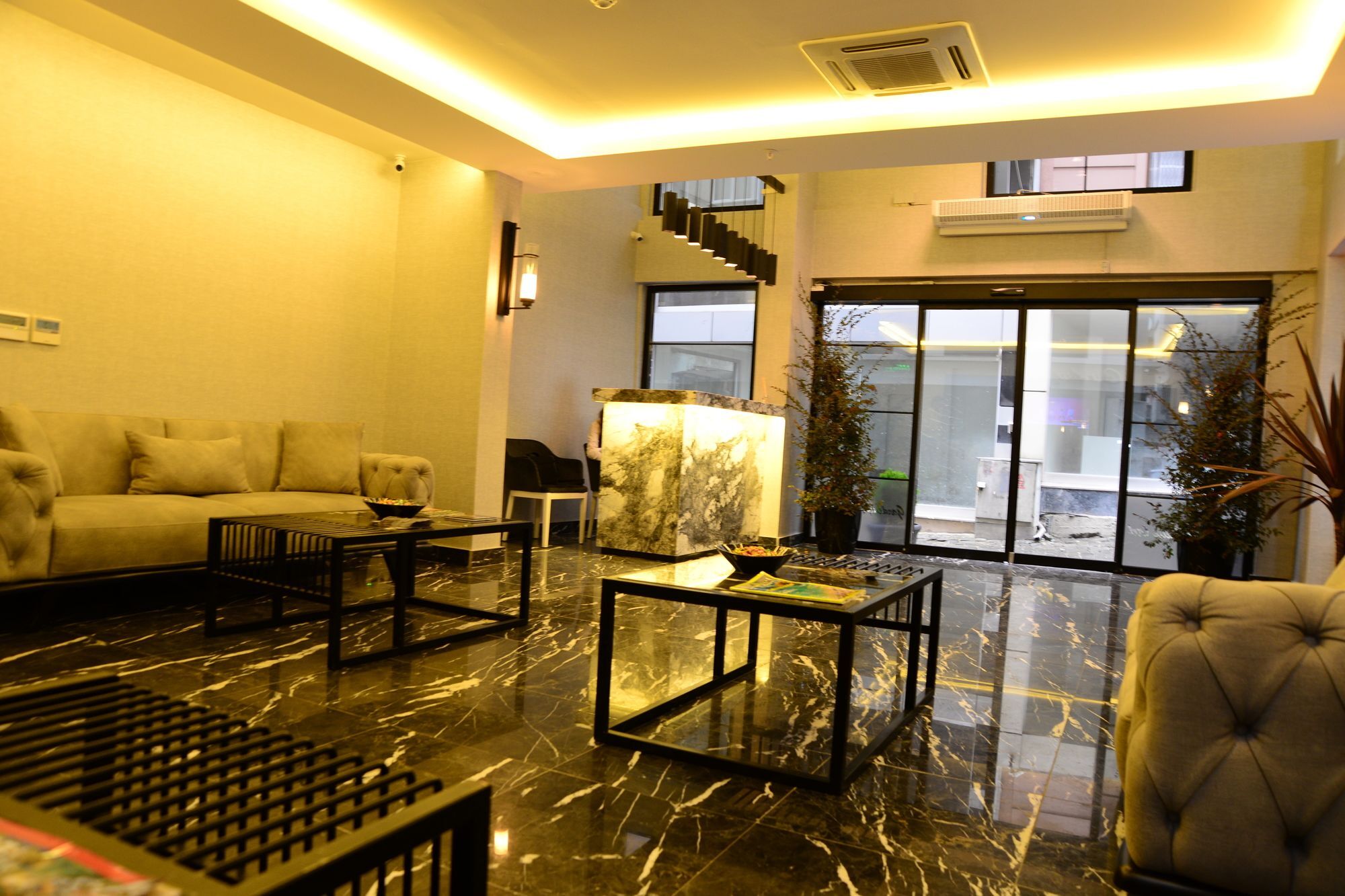 Gardenya Suite Hotel ทรับซอน ภายนอก รูปภาพ